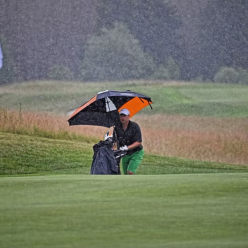 Golfista pokračuje ve hře v prudkém dešti — mentální odolnost ve sportu